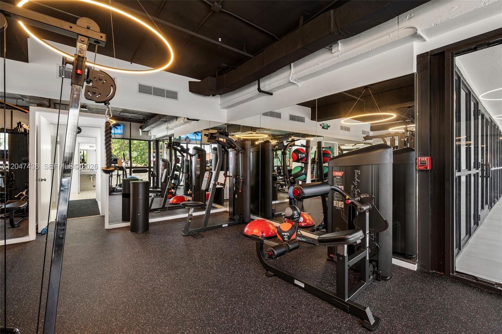 2555 Collins Ave # 706