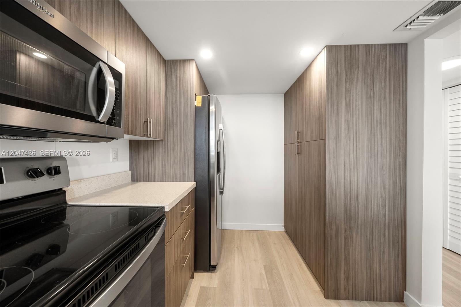 2555 Collins Ave # 706
