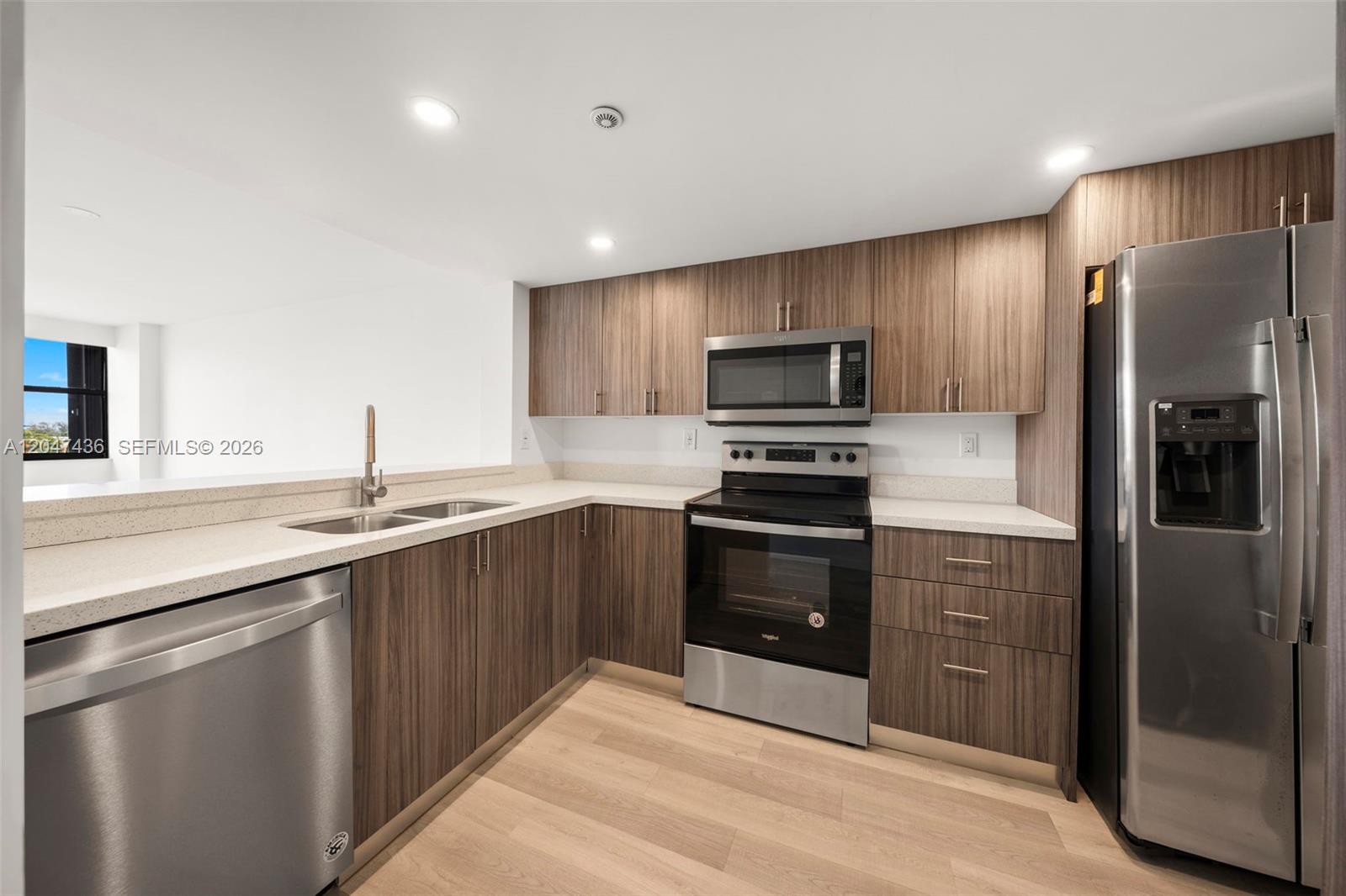 2555 Collins Ave # 706