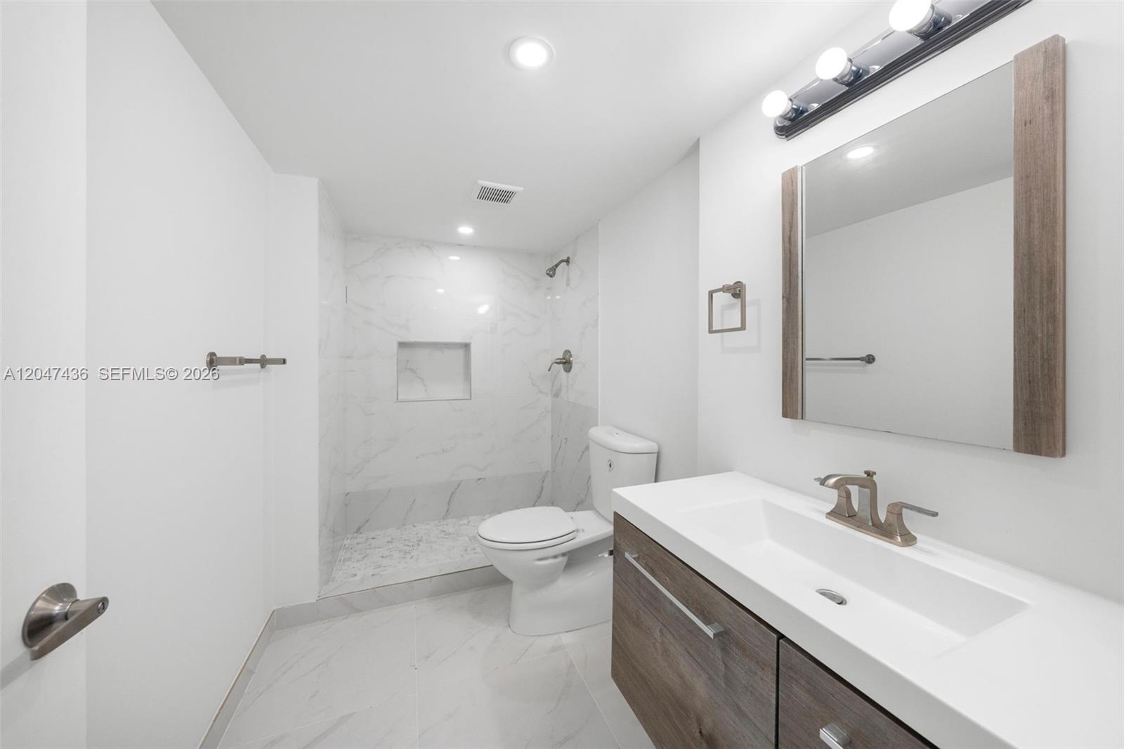 2555 Collins Ave # 706