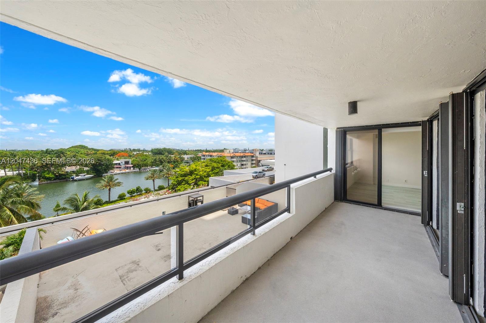 2555 Collins Ave # 706