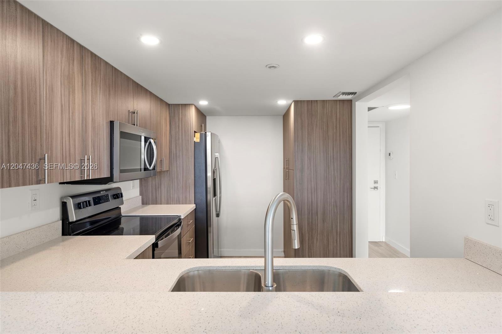 2555 Collins Ave # 706