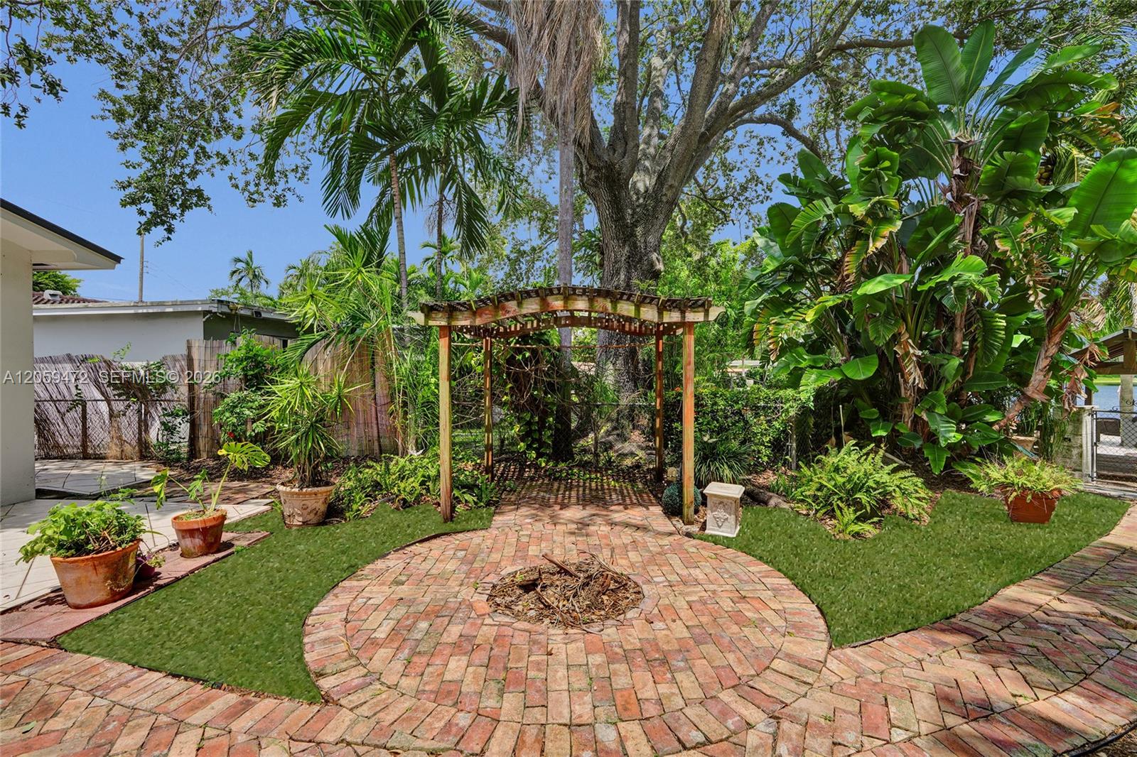 9350 SW 48 St