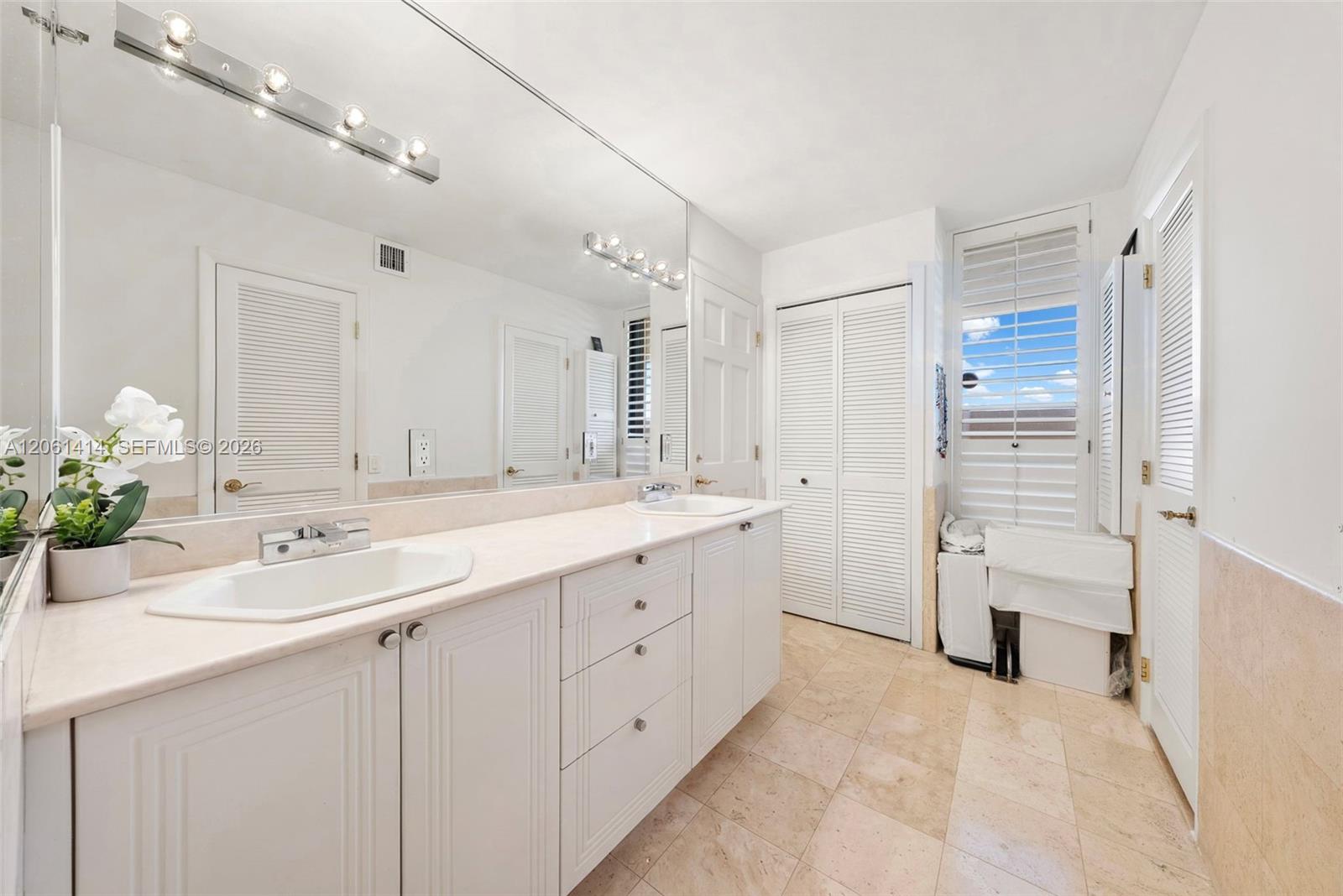 2575 S Bayshore Dr # 11B