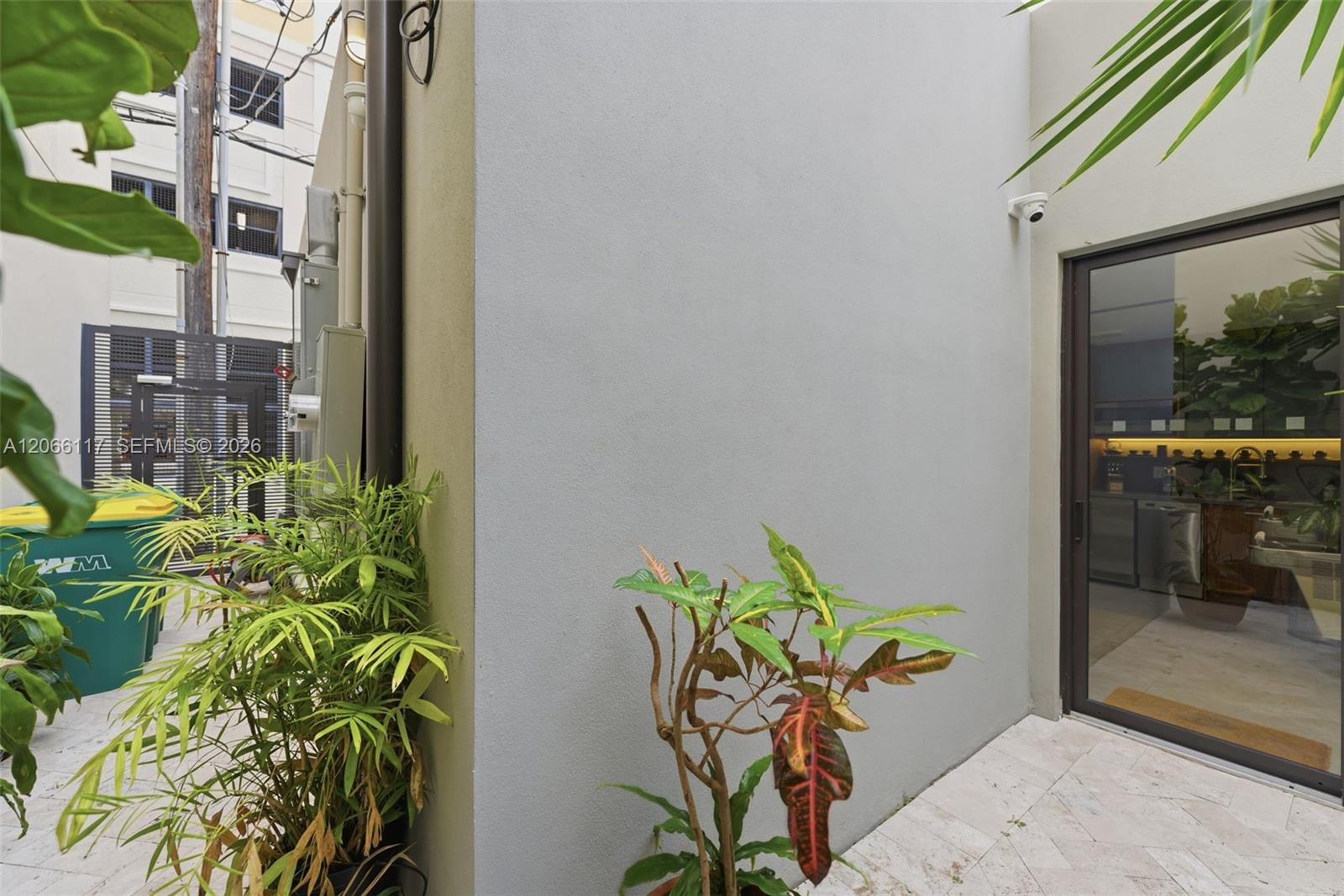 45 Valencia Ave