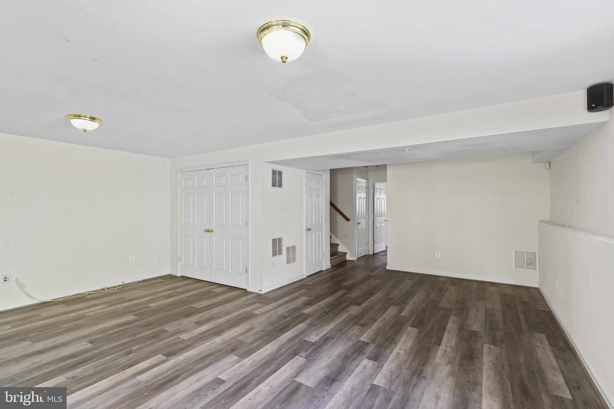 1562 FALLING BROOK COURT