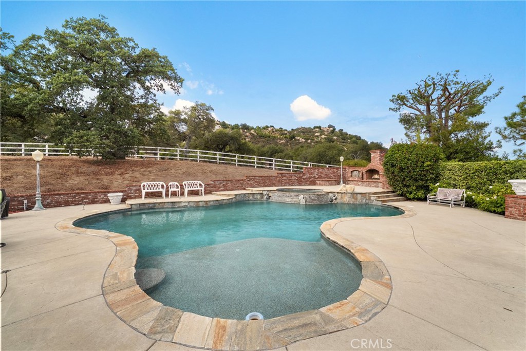 42580 Avenida Escala