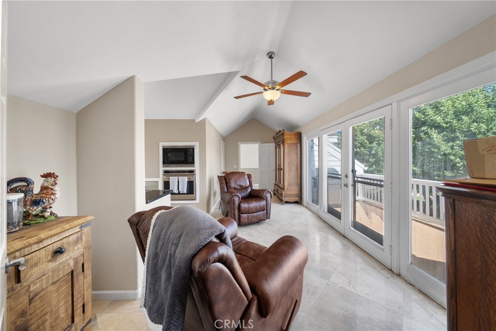 42580 Avenida Escala