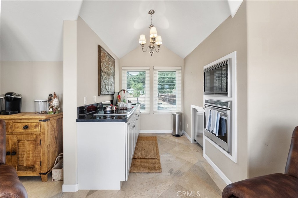 42580 Avenida Escala