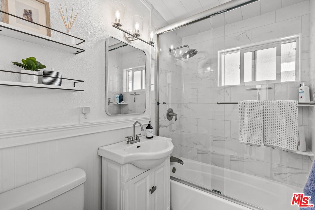 4040 Grand View Blvd Unit: 18