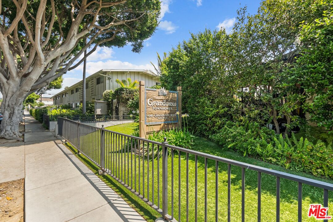 4040 Grand View Blvd Unit: 18