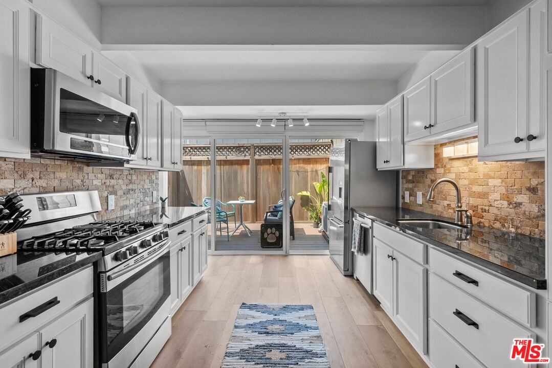4040 Grand View Blvd Unit: 18