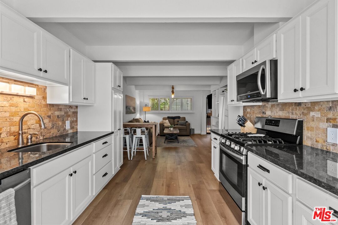 4040 Grand View Blvd Unit: 18