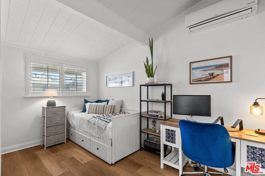 4040 Grand View Blvd Unit: 18