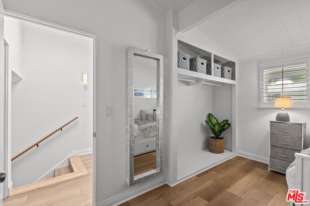 4040 Grand View Blvd Unit: 18