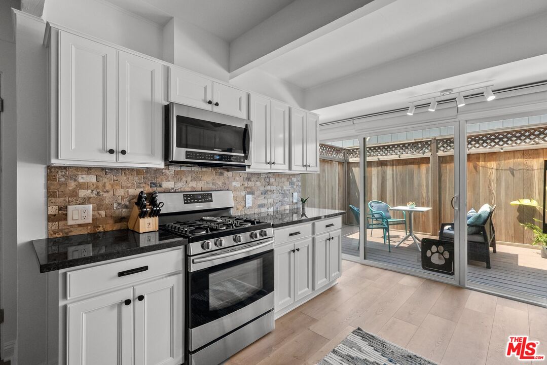 4040 Grand View Blvd Unit: 18