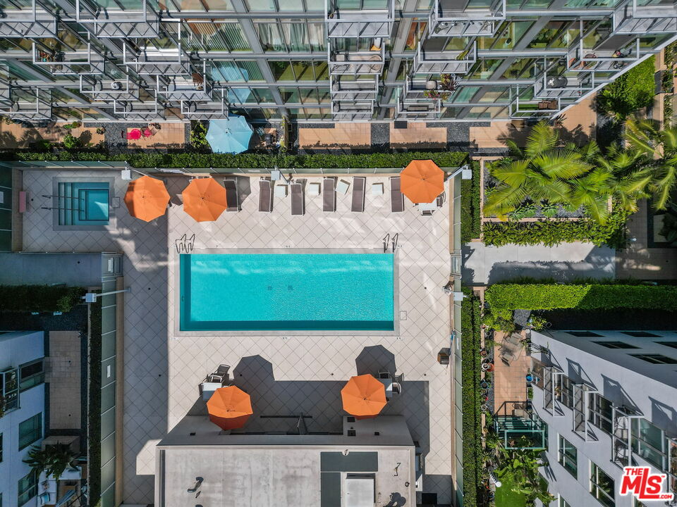 645 W 9th St Unit: 621