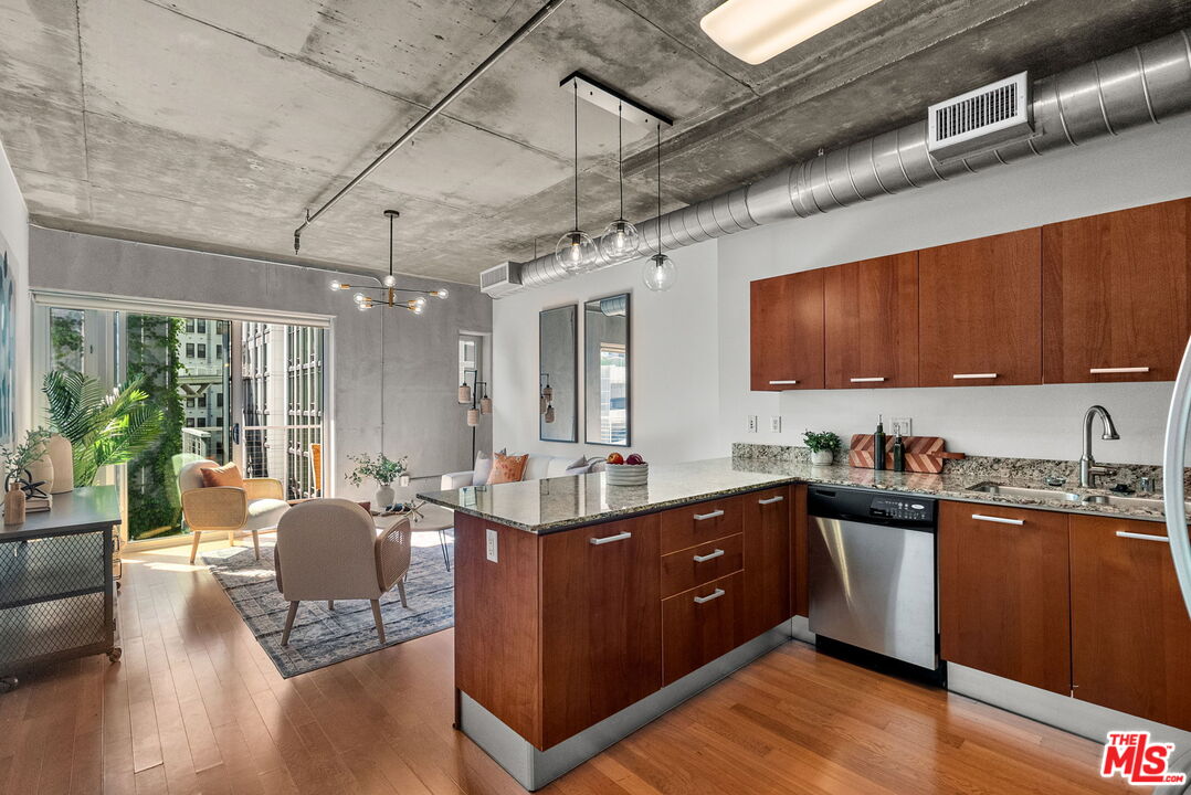645 W 9th St Unit: 621