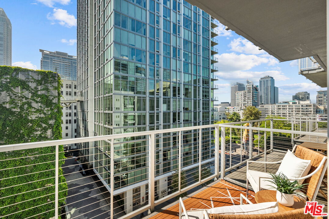 645 W 9th St Unit: 621