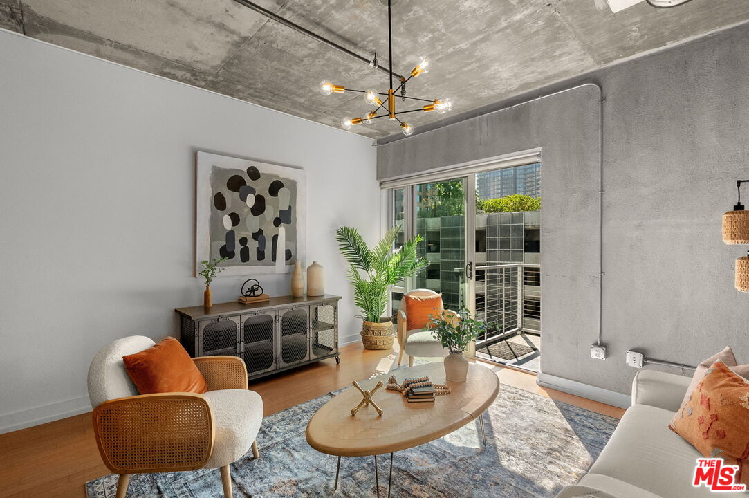645 W 9th St Unit: 621