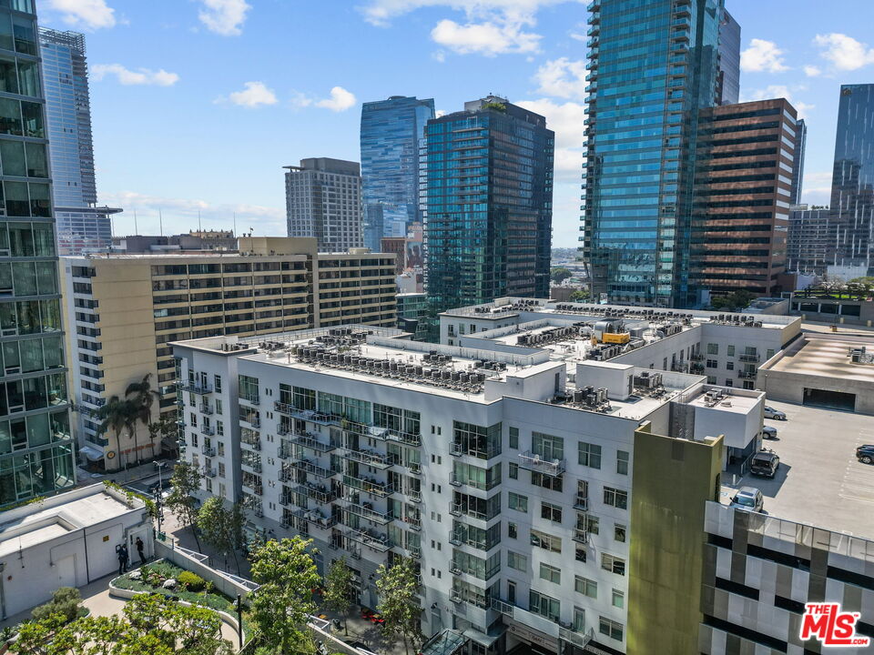 645 W 9th St Unit: 621