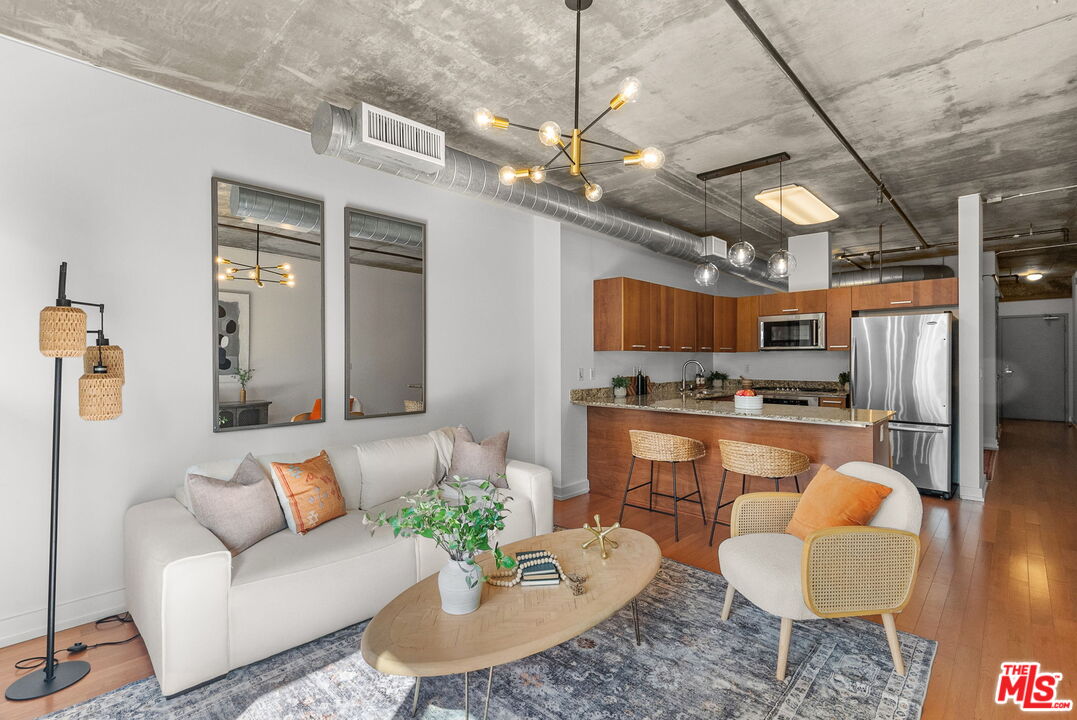 645 W 9th St Unit: 621