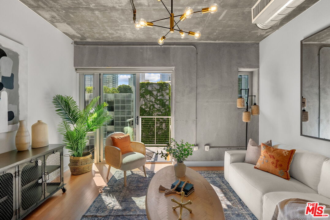 645 W 9th St Unit: 621