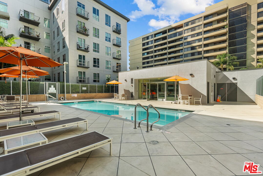 645 W 9th St Unit: 621
