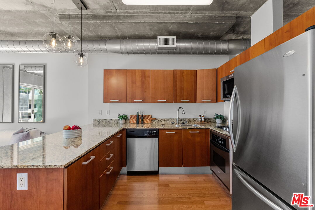 645 W 9th St Unit: 621