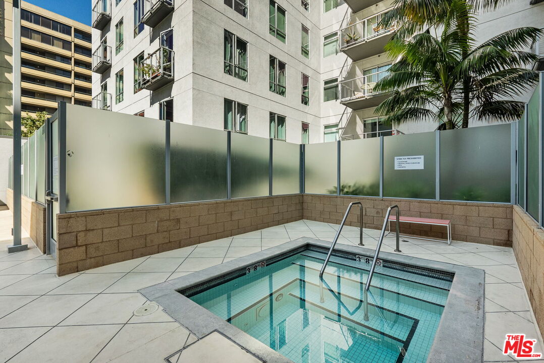 645 W 9th St Unit: 621