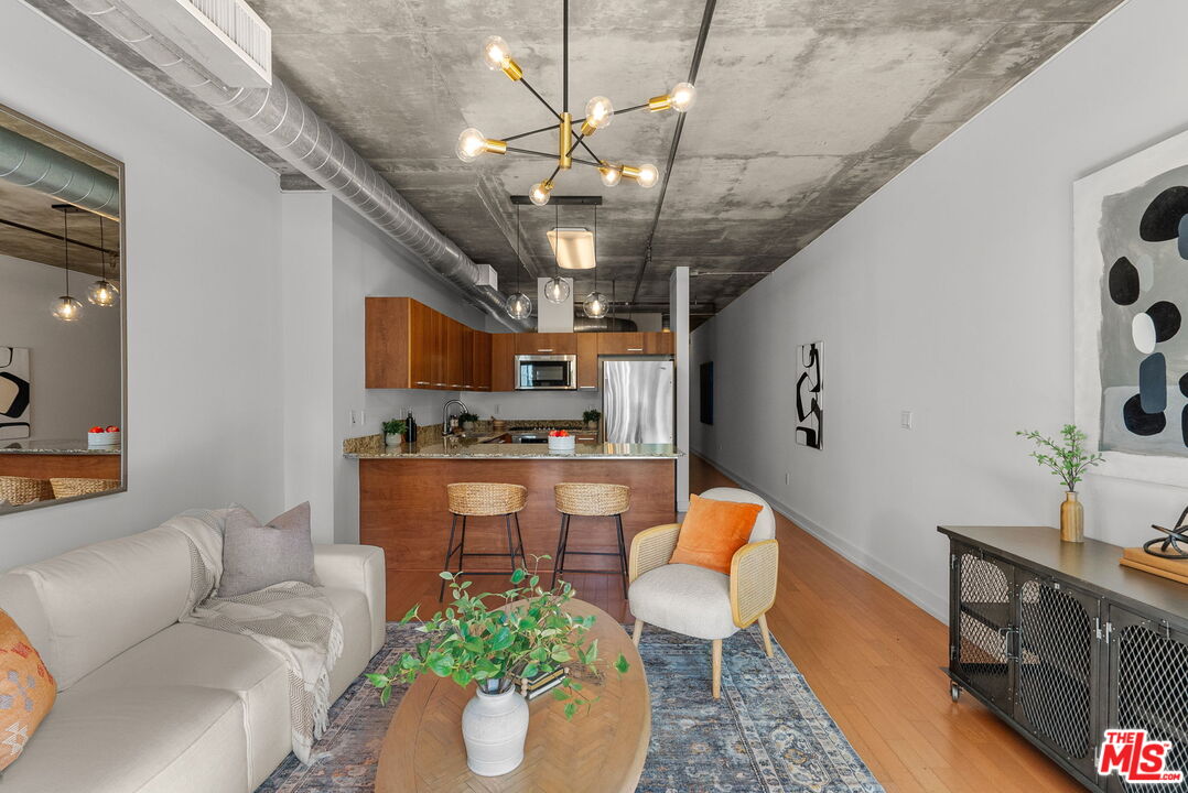 645 W 9th St Unit: 621