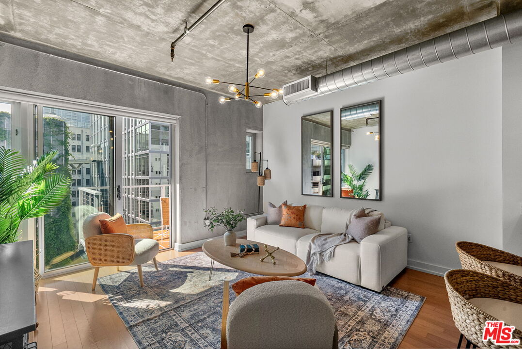 645 W 9th St Unit: 621