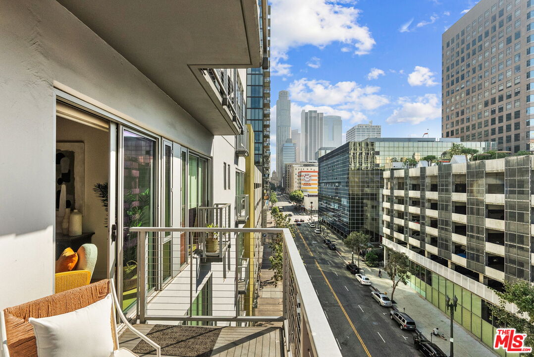 645 W 9th St Unit: 621