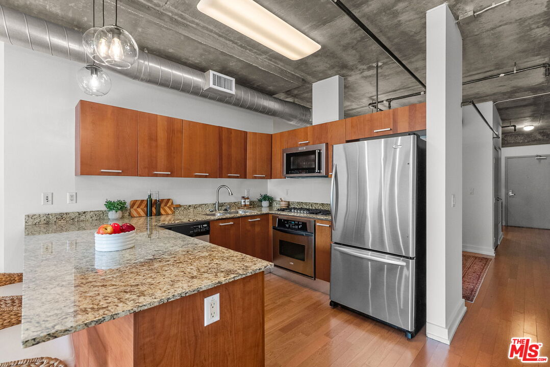 645 W 9th St Unit: 621