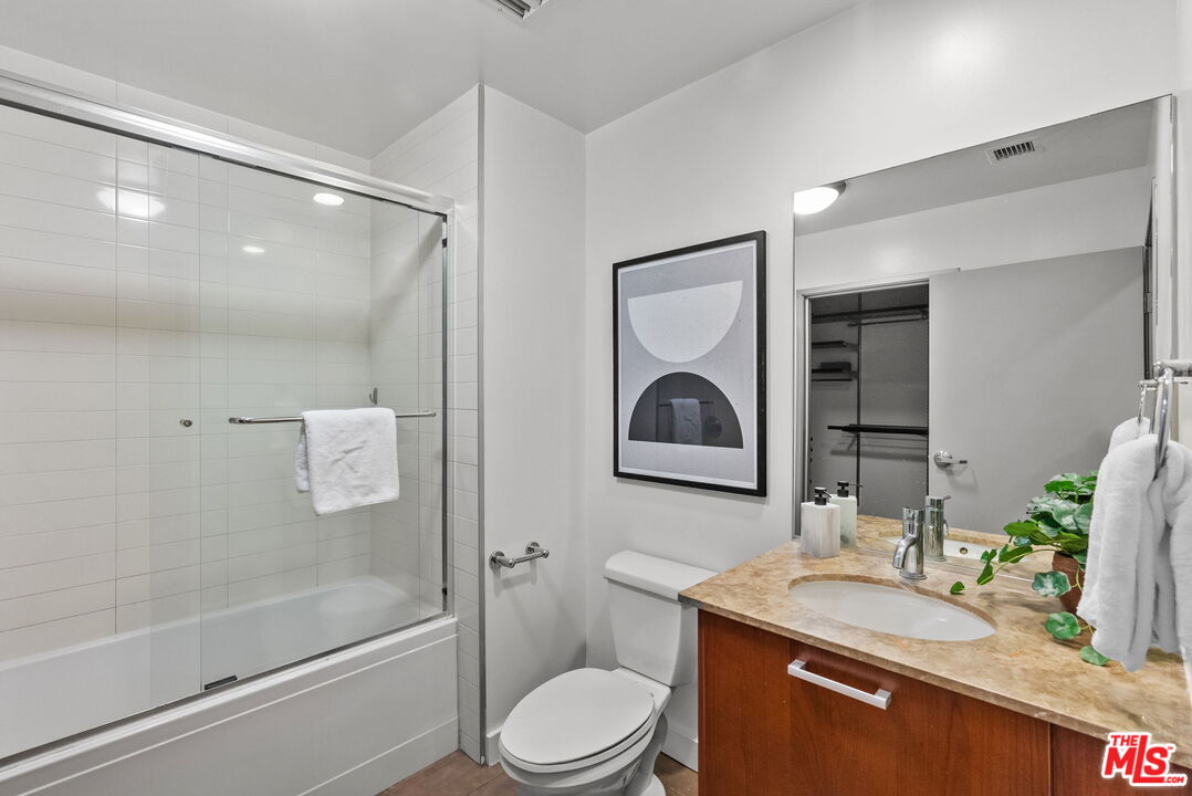 645 W 9th St Unit: 621