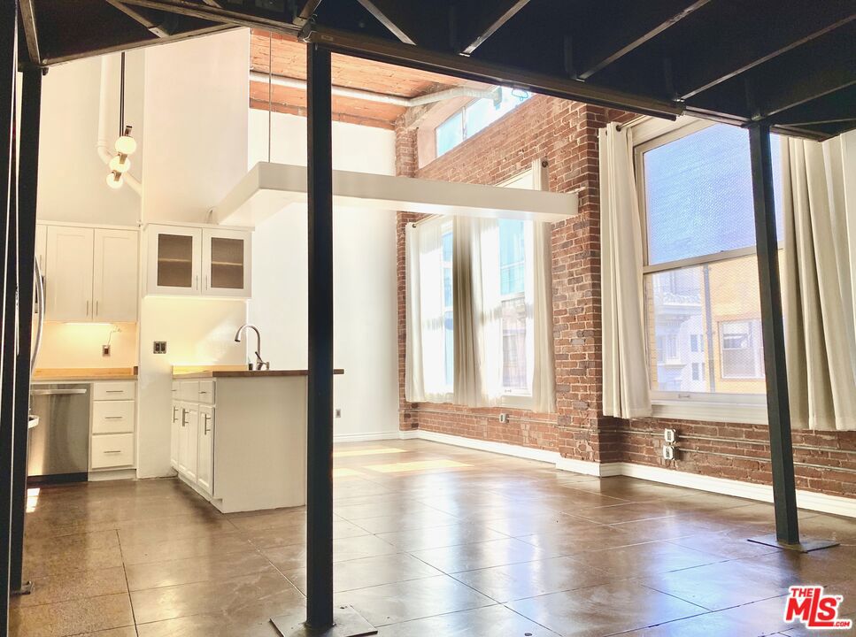 215 W 7th Street 1203