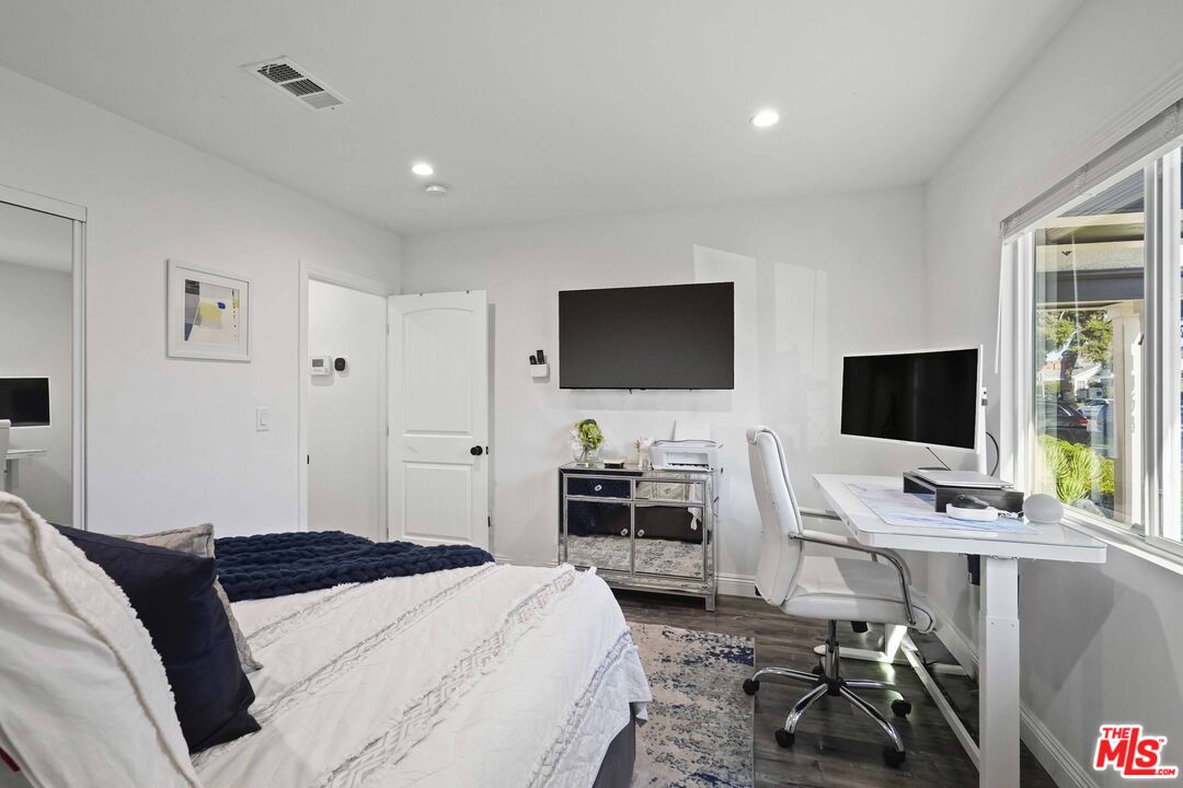 1853 W 42nd St