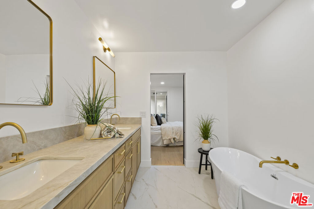 1025 N Kings Road 113