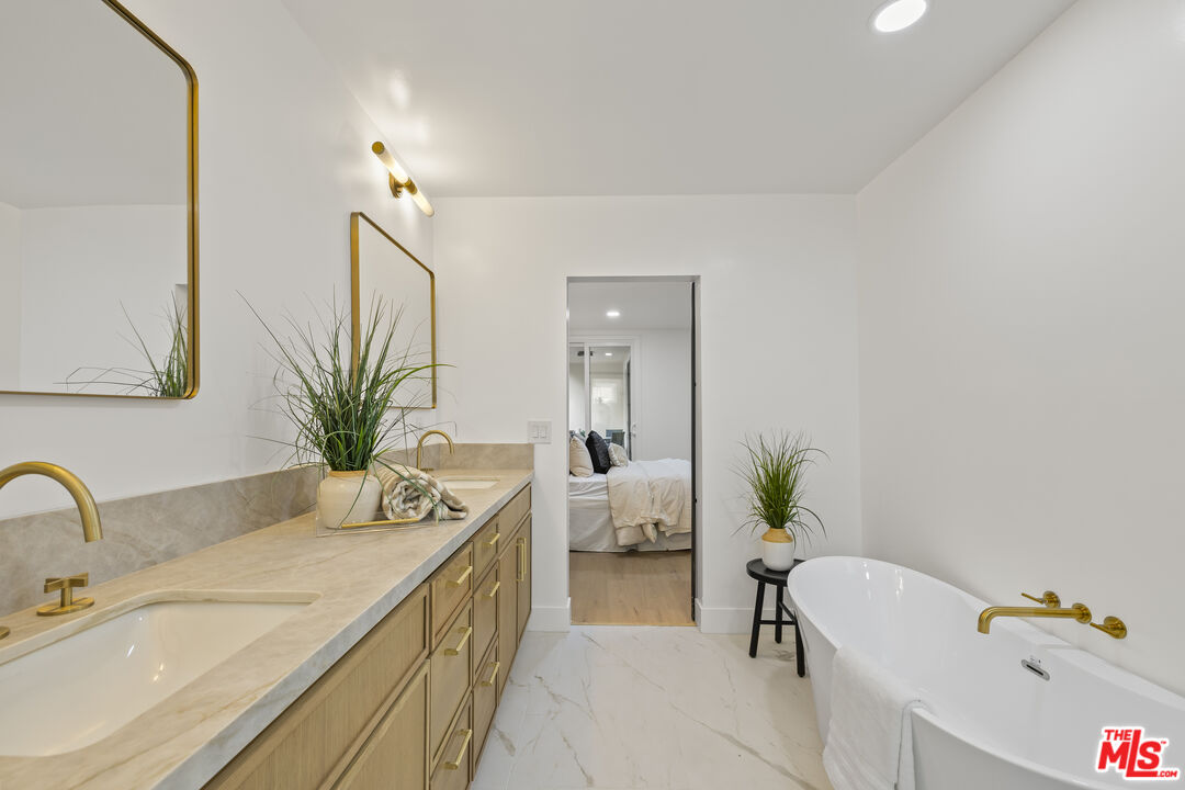 1025 N Kings Rd Unit: 113