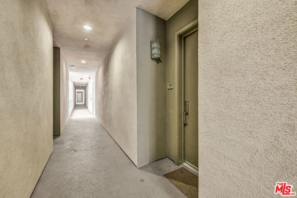 4211 REDWOOD Avenue 304