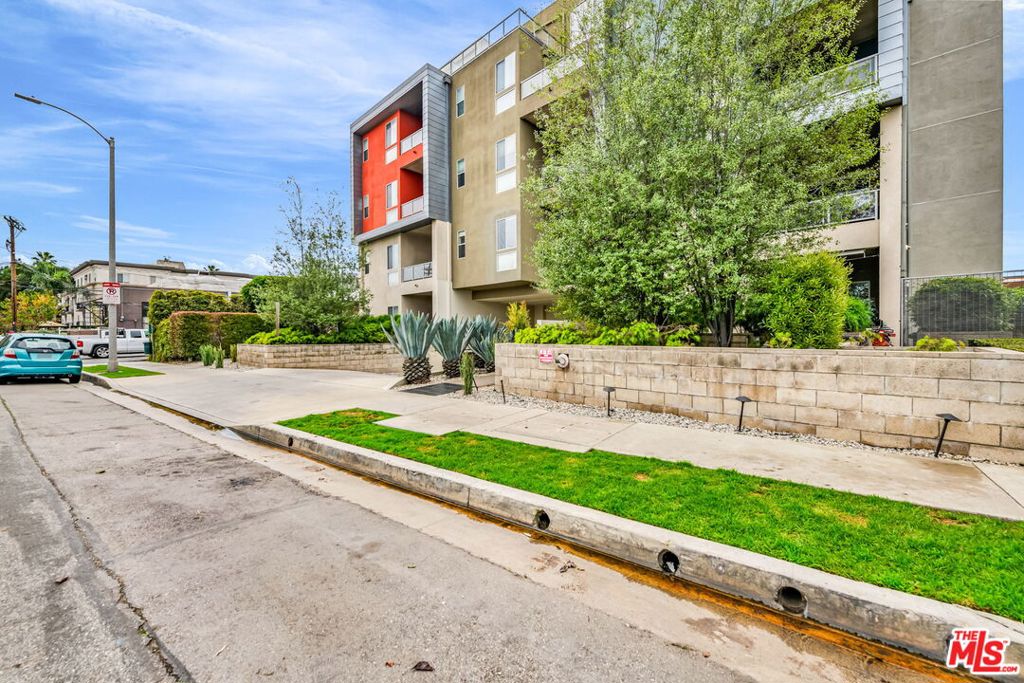 4211 REDWOOD Avenue 304