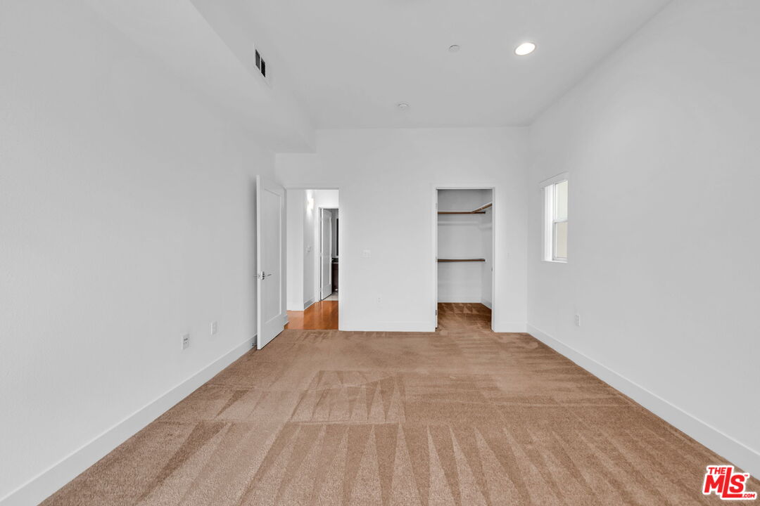 4211 REDWOOD AVE Unit: 304