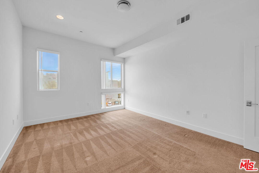4211 REDWOOD AVE Unit: 304