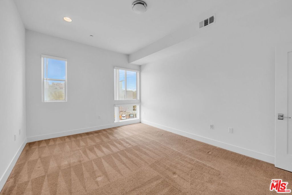 4211 REDWOOD Avenue 304