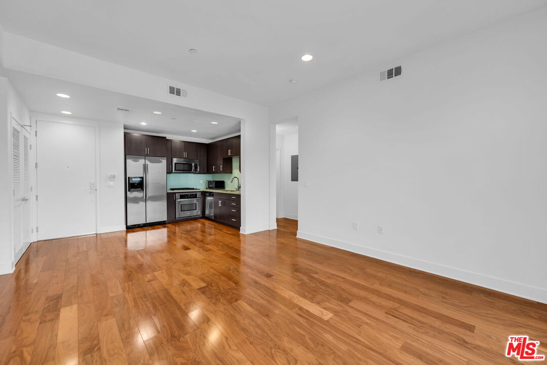 4211 REDWOOD AVE Unit: 304