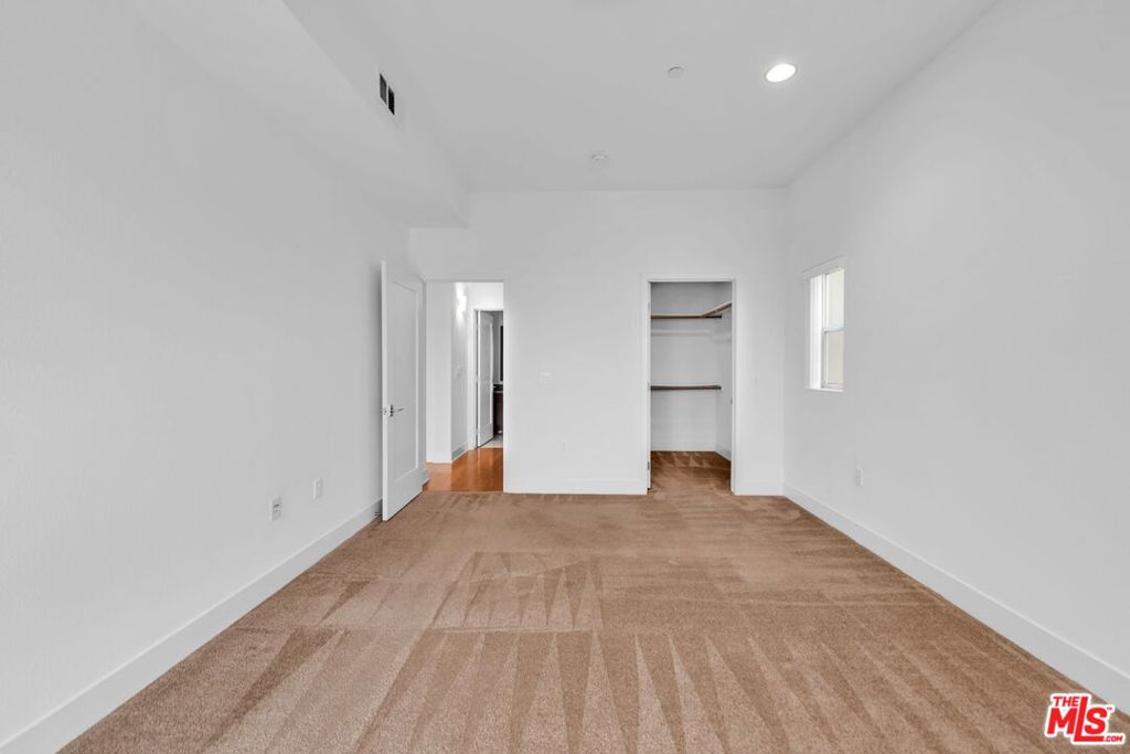 4211 REDWOOD Avenue 304