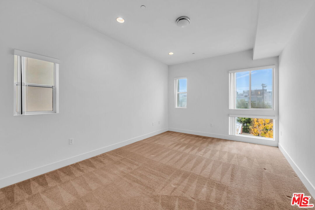 4211 REDWOOD AVE Unit: 304
