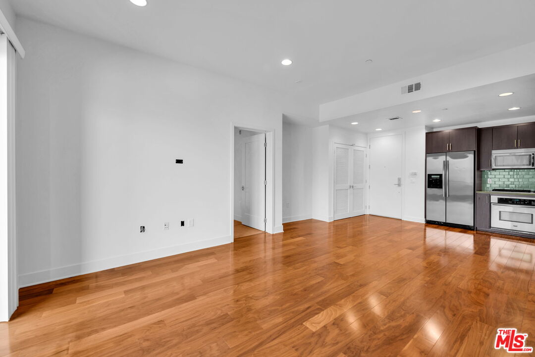 4211 REDWOOD AVE Unit: 304