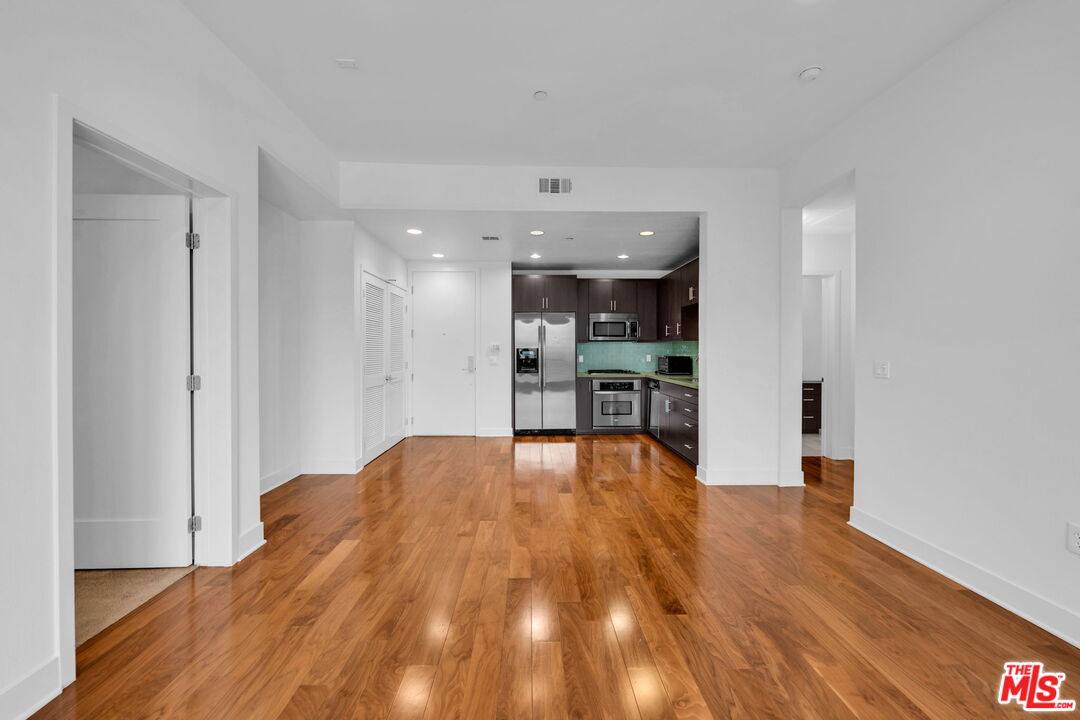 4211 REDWOOD AVE Unit: 304