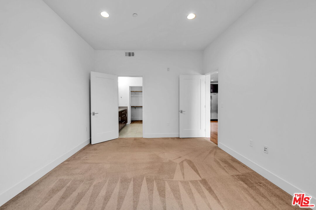 4211 REDWOOD AVE Unit: 304